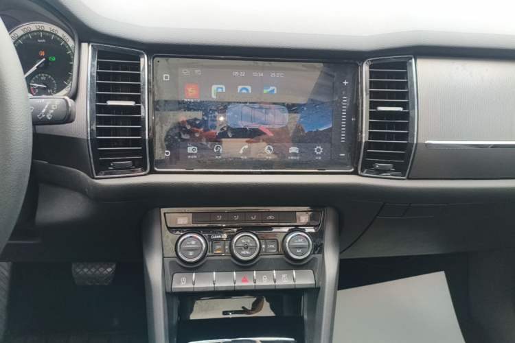 Used Skoda Kodiaq 2018 Facelifted TSI330 5-Seater Two-Wheel-Drive Comfort Edition Audio And AC Panel