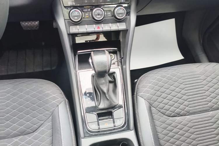 Used Skoda Kodiaq 2018 Facelifted TSI330 5-Seater Two-Wheel-Drive Comfort Edition Gear Lever