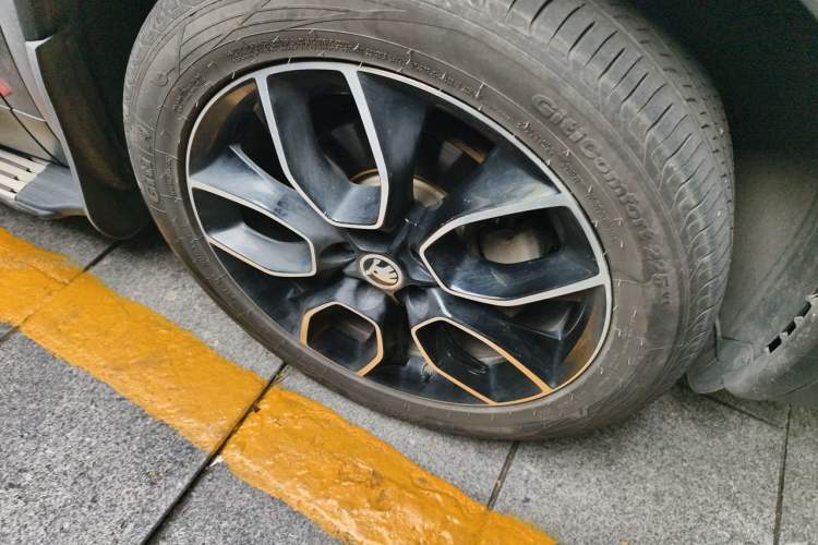 Used Skoda Kodiaq 2018 TSI380 7-Seater Four-Wheel-Drive Flagship Edition Right Front Wheel Hub