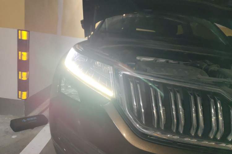 Used Skoda Kodiaq 2018 Facelifted TSI330 5-Seater Two-Wheel-Drive Luxury Enjoyment Edition Right Front Headlight