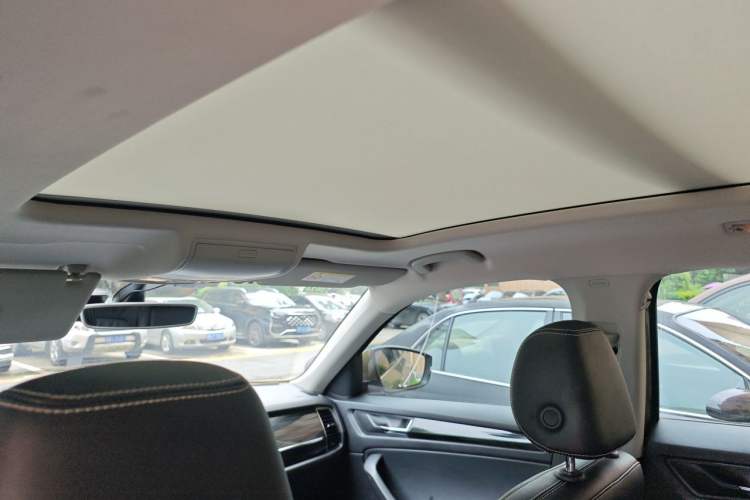 Used Skoda Kodiaq 2018 Facelifted TSI330 5-Seater Two-Wheel-Drive Luxury Enjoyment Edition Headliner