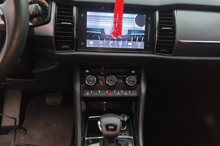 Used Skoda Kodiaq 2018 Facelifted TSI330 5-Seater Two-Wheel-Drive Comfort Edition Audio And AC Panel