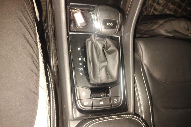 Used Skoda Kodiaq 2018 Restyled TSI330 7-Seater Two-Wheel Drive Luxury Tech Edition Gear Lever