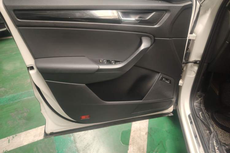 Used Skoda Kodiaq 2018 Restyled TSI330 7-Seater Two-Wheel Drive Luxury Tech Edition Interior 7