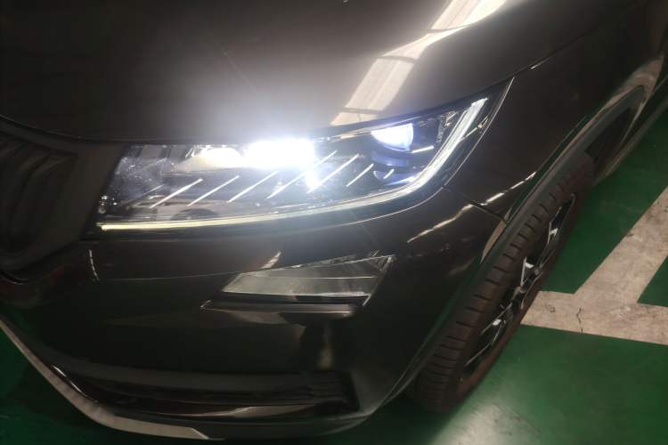 Used Skoda Kodiaq 2018 Restyled TSI330 7-Seater Two-Wheel Drive Luxury Tech Edition Left Front Headlight
