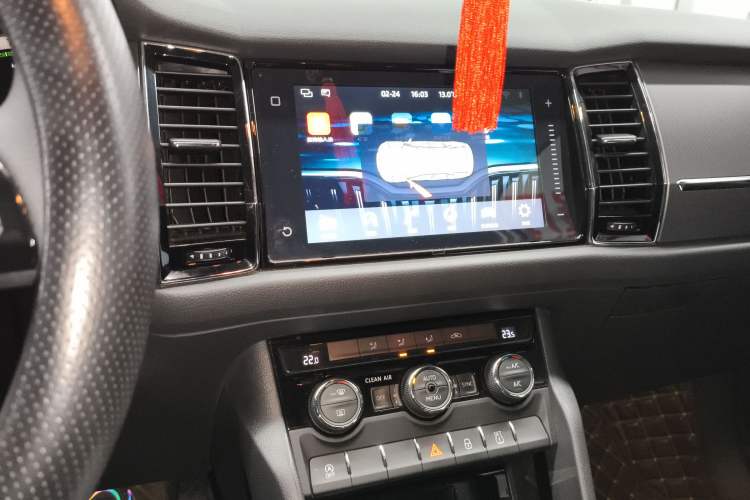 Used Skoda Kodiaq 2018 Facelifted TSI330 5-Seater Two-Wheel-Drive Comfort Edition Audio And AC Panel