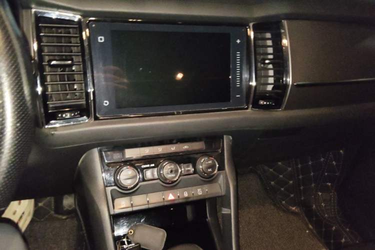 Used Skoda Kodiaq 2018 Facelifted TSI330 5-Seater Two-Wheel-Drive Comfort Edition Audio And AC Panel