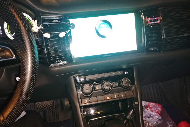 Used Skoda Kodiaq 2018 Facelifted TSI330 5-Seater Two-Wheel-Drive Luxury Enjoyment Edition Audio And AC Panel