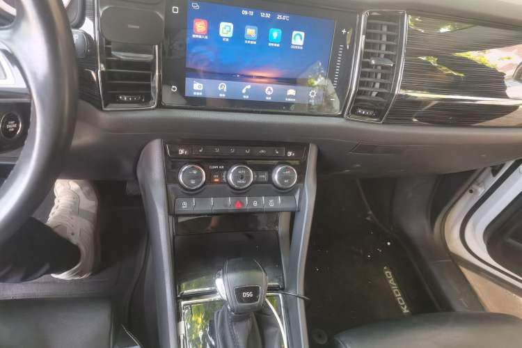Used Skoda Kodiaq 2018 Facelifted TSI330 5-Seater Two-Wheel-Drive Luxury Enjoyment Edition Audio And AC Panel