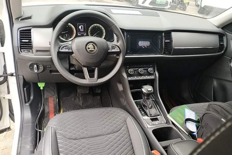 Used Skoda Kodiaq 2018 Facelifted TSI330 5-Seater Two-Wheel-Drive Comfort Edition Center Console