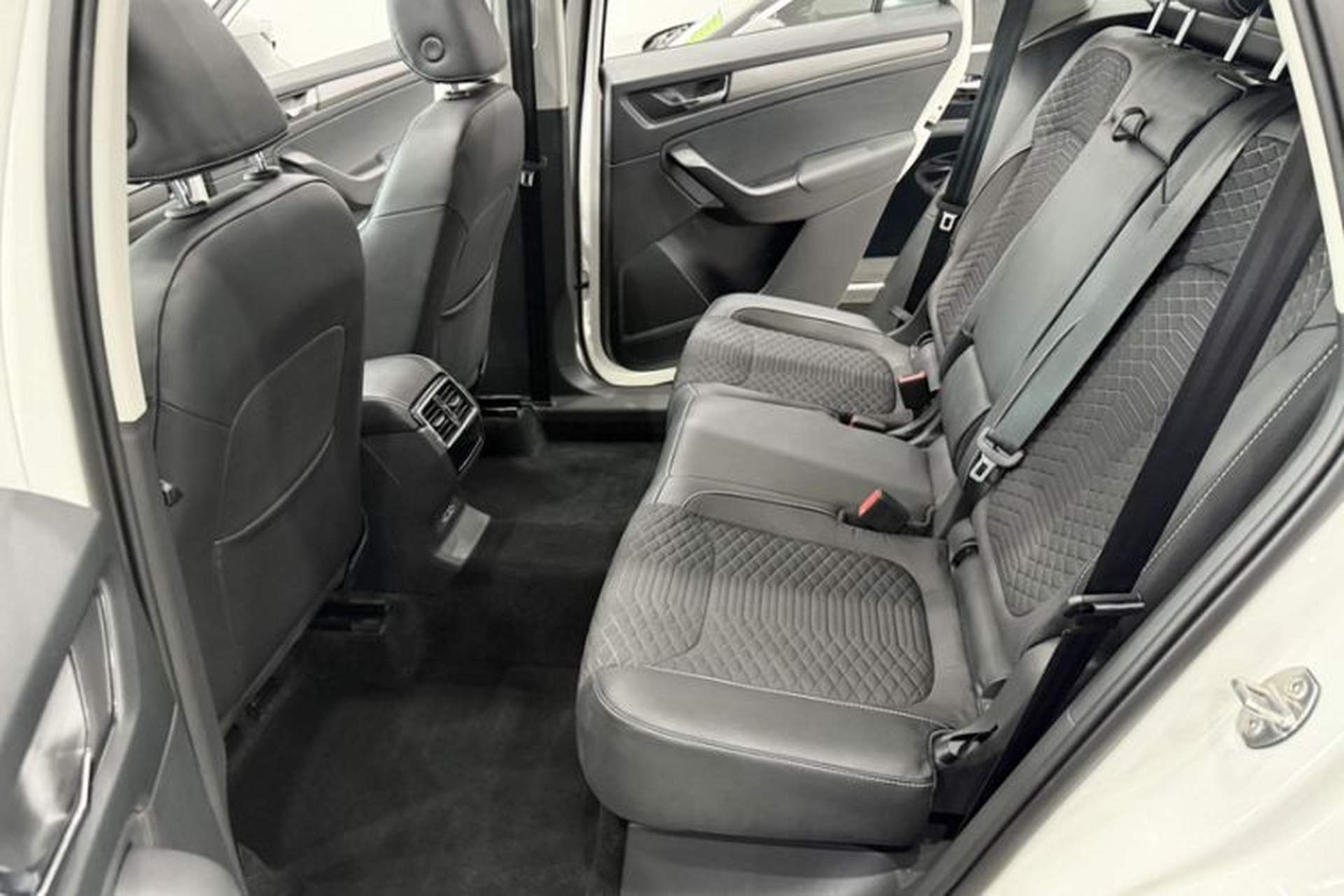 Used Skoda Kodiaq 2018 Facelifted TSI330 5-Seater Two-Wheel-Drive Comfort Edition Interior 4