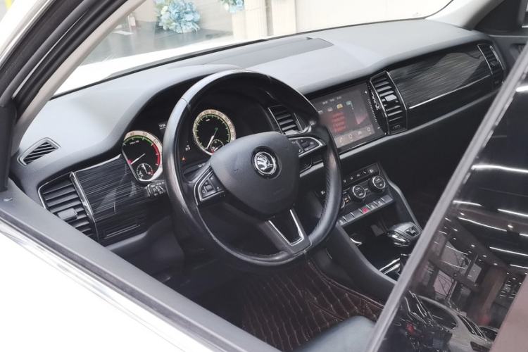 Used Skoda Kodiaq 2018 TSI330 7-Seater Two-Wheel-Drive Luxury Enjoyment Edition Interior 9