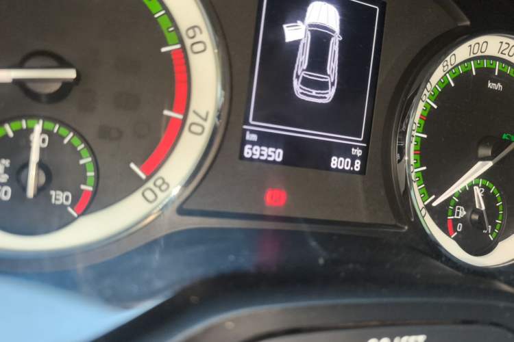 Used Skoda Kodiaq 2018 Facelifted TSI330 5-Seater Two-Wheel-Drive Comfort Edition Odometer Close Up