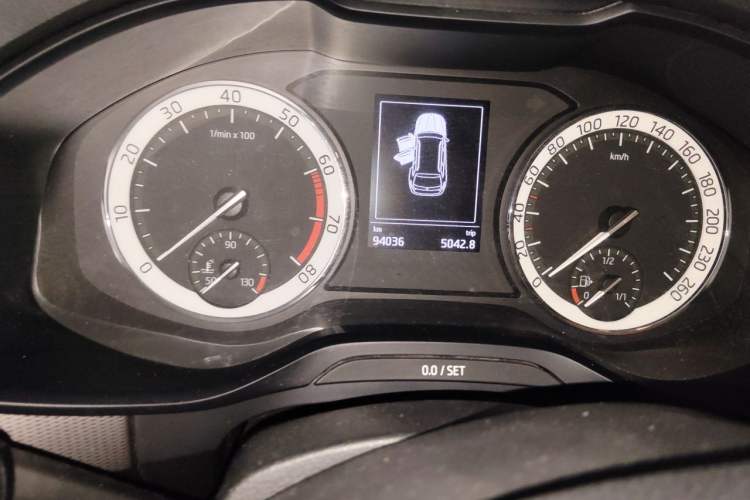 Used Skoda Kodiaq 2018 Facelifted TSI330 5-Seater Two-Wheel-Drive Comfort Edition Odometer Close Up