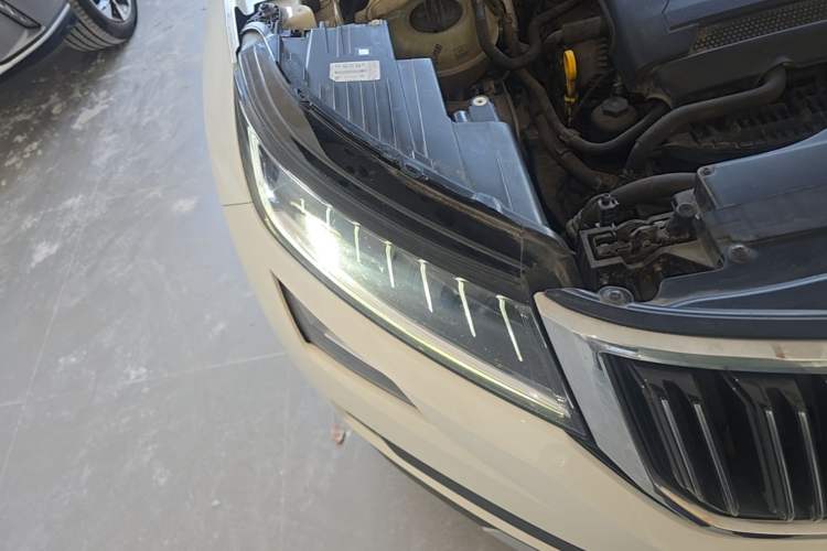 Used Skoda Kodiaq 2018 TSI380 7-Seater Four-Wheel-Drive Flagship Edition Right Front Headlight