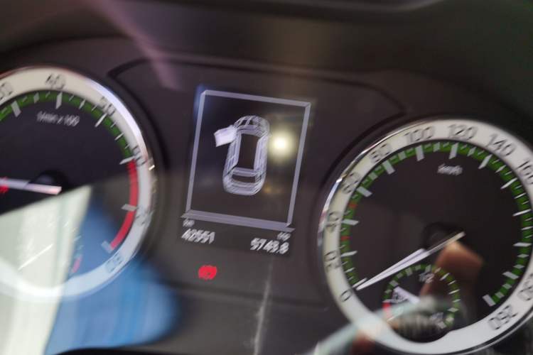 Used Skoda Kodiaq 2019 TSI330 5-Seat Two-Wheel Drive Standard Edition China V Emission Standard Odometer Close Up
