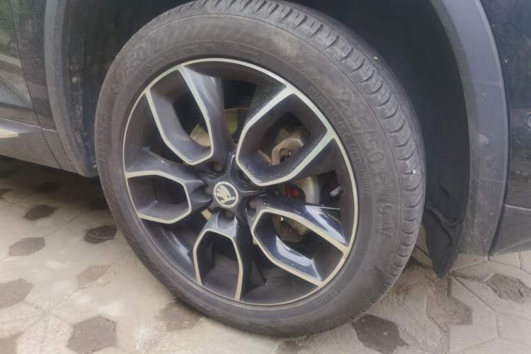 Used Skoda Kodiaq 2019 Facelifted TSI330 7-Seater Two-Wheel-Drive Luxury Enjoyment Edition China VI Standard Right Front Wheel Hub
