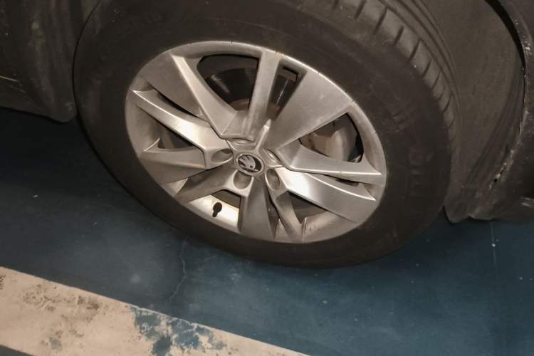 Used Skoda Kodiaq 2019 Facelifted TSI330 5-Seater Two-Wheel-Drive Luxury Enjoyment Edition China VI Standard Right Front Wheel Hub