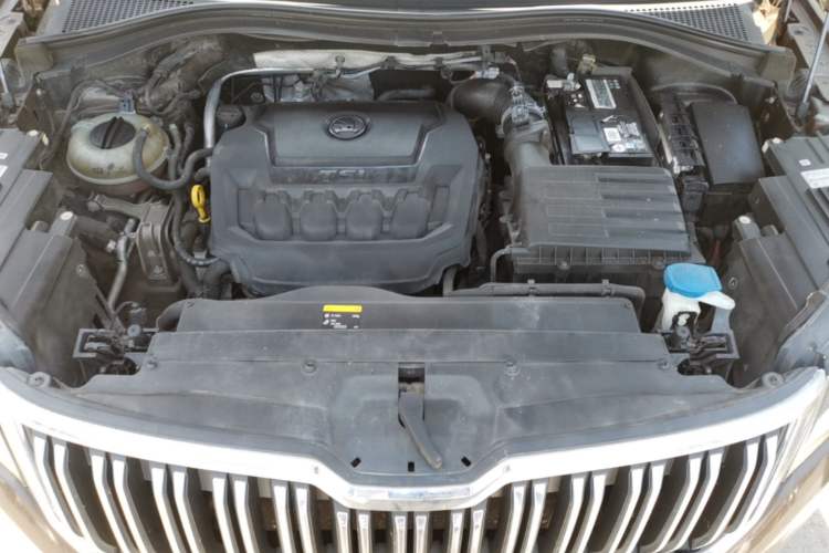 Used Skoda Kodiaq 2019 Facelifted TSI330 5-Seater Two-Wheel-Drive Luxury Enjoyment Edition China V Emission Standard Engine Bay