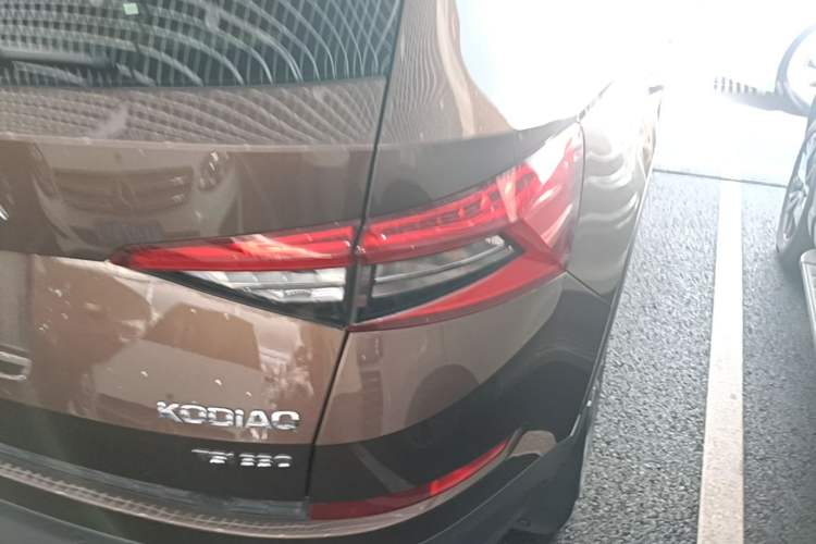 Used Skoda Kodiaq 2019 Facelifted TSI330 7-Seater Two-Wheel-Drive Luxury Enjoyment Edition China VI Standard Exterior 3