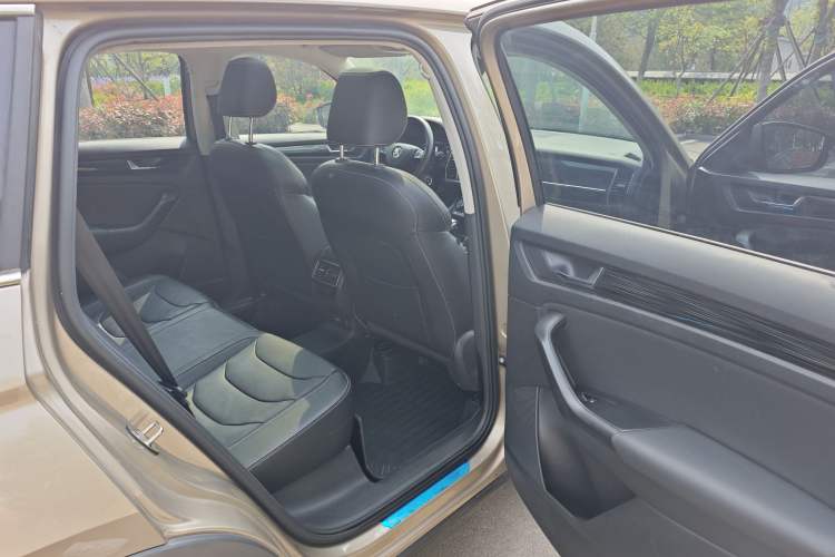 Used Skoda Kodiaq 2019 Facelifted TSI330 5-Seater Two-Wheel-Drive Luxury Enjoyment Edition China VI Standard Interior 11