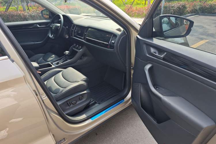 Used Skoda Kodiaq 2019 Facelifted TSI330 5-Seater Two-Wheel-Drive Luxury Enjoyment Edition China VI Standard Interior 12