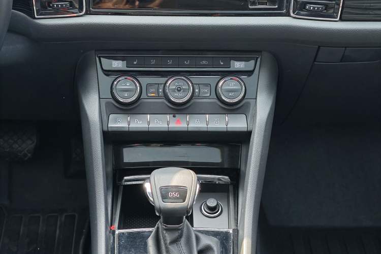 Used Skoda Kodiaq 2019 Facelifted TSI330 5-Seater Two-Wheel-Drive Luxury Enjoyment Edition China VI Standard Interior 2