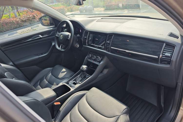 Used Skoda Kodiaq 2019 Facelifted TSI330 5-Seater Two-Wheel-Drive Luxury Enjoyment Edition China VI Standard Interior 9