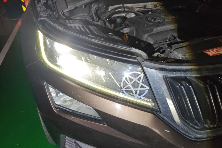 Used Skoda Kodiaq 2019 Facelifted TSI380 7-Seater All-Wheel-Drive Flagship Version China VI Standard Right Front Headlight