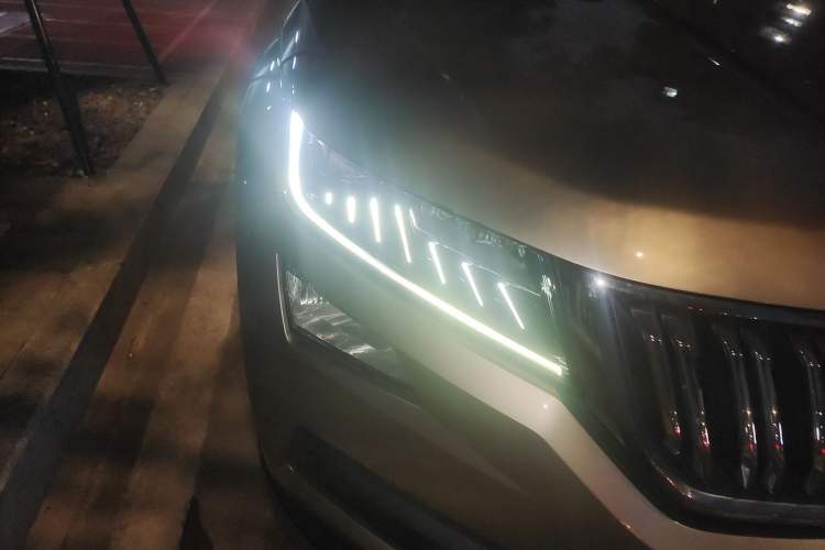 Used Skoda Kodiaq 2019 Facelifted TSI330 7-Seater Two-Wheel-Drive Luxury Enjoyment Edition China VI Standard Right Front Headlight