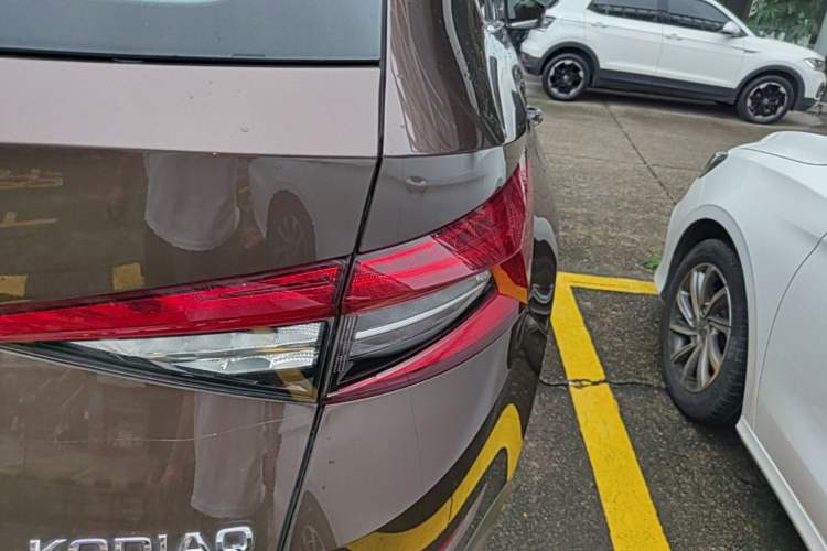 Used Skoda Kodiaq 2019 Facelifted TSI330 7-Seater Two-Wheel-Drive Luxury Enjoyment Edition China VI Standard Right Rear Taillight