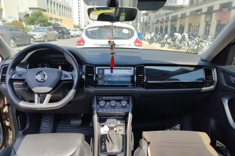 Used Skoda Kodiaq 2019 Facelifted TSI330 5-Seater Two-Wheel-Drive Luxury Enjoyment Edition China VI Standard Center Console