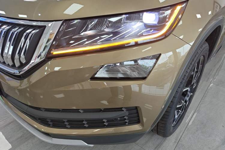 Used Skoda Kodiaq 2019 Facelifted TSI330 7-Seater Two-Wheel-Drive Luxury Enjoyment Edition China VI Standard Left Front Headlight