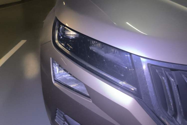 Used Skoda Kodiaq 2019 Facelifted TSI330 7-Seater Two-Wheel-Drive Luxury Enjoyment Edition China VI Standard Right Front Headlight