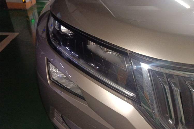 Used Skoda Kodiaq 2019 Facelifted TSI330 7-Seater Two-Wheel-Drive Deluxe Enjoyment Version China V Emission Standard Right Front Headlight