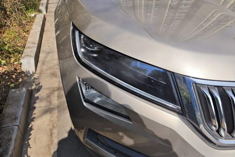 Used Skoda Kodiaq 2019 Facelifted TSI330 5-Seater Two-Wheel-Drive Luxury Enjoyment Edition China VI Standard Right Front Headlight