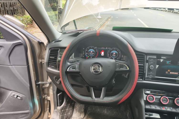 Used Skoda Kodiaq 2019 Facelifted TSI330 7-Seater Two-Wheel-Drive Luxury Enjoyment Edition China VI Standard Steering Wheel