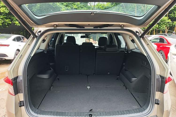 Used Skoda Kodiaq 2019 Facelifted TSI330 7-Seater Two-Wheel-Drive Luxury Enjoyment Edition China VI Standard Trunk