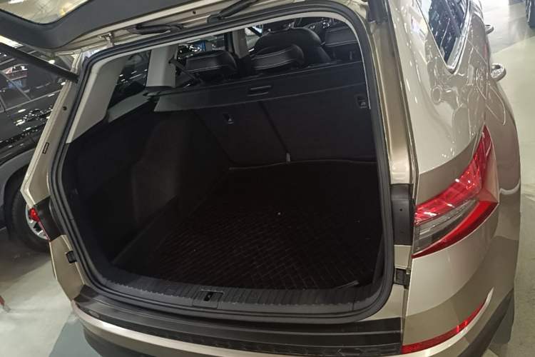 Used Skoda Kodiaq 2019 Facelifted TSI330 5-Seater Two-Wheel-Drive Luxury Enjoyment Edition China VI Standard Trunk