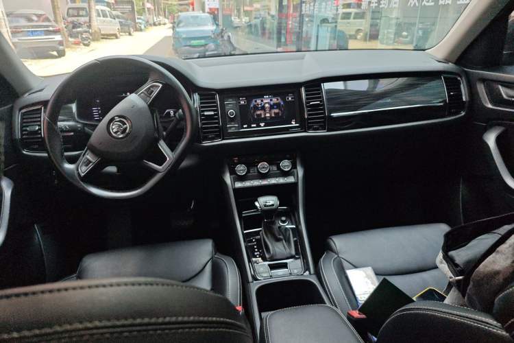 Used Skoda Kodiaq 2019 Facelifted TSI330 5-Seater Two-Wheel-Drive Luxury Enjoyment Edition China VI Standard Center Console