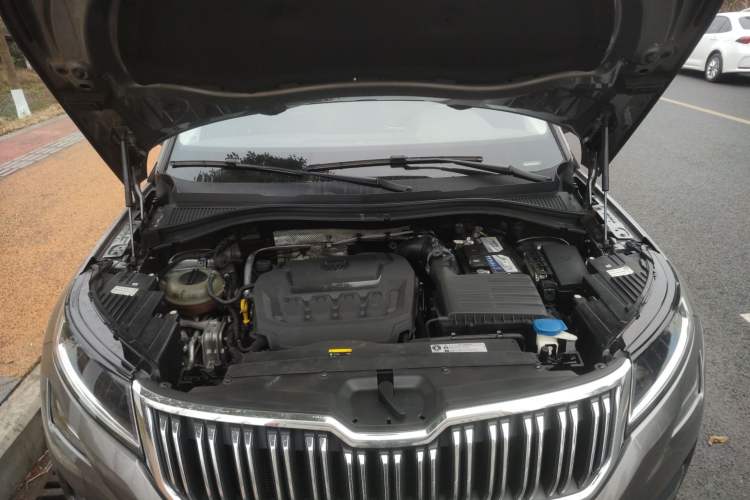 Used Skoda Kodiaq 2019 Facelifted TSI330 7-Seater Two-Wheel-Drive Luxury Enjoyment Edition China VI Standard Engine Bay
