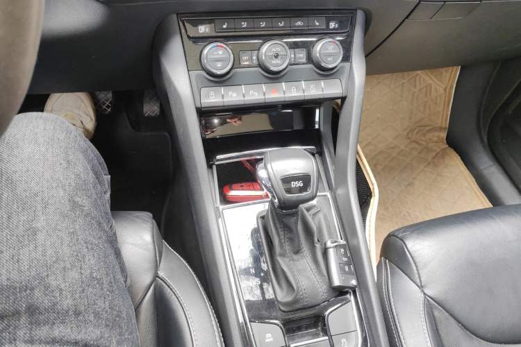Used Skoda Kodiaq 2019 Facelifted TSI330 7-Seater Two-Wheel-Drive Luxury Enjoyment Edition China VI Standard Gear Lever