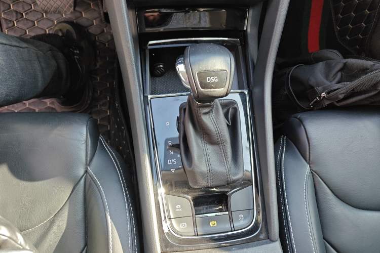 Used Skoda Kodiaq 2019 Facelifted TSI330 5-Seater Two-Wheel-Drive Luxury Enjoyment Edition China VI Standard Gear Lever