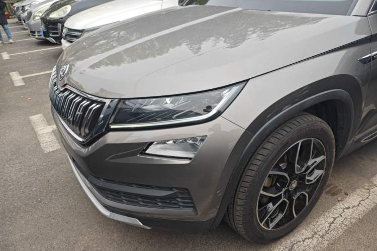 Used Skoda Kodiaq 2019 Facelifted TSI330 7-Seater Two-Wheel-Drive Luxury Enjoyment Edition China VI Standard Left Front Headlight