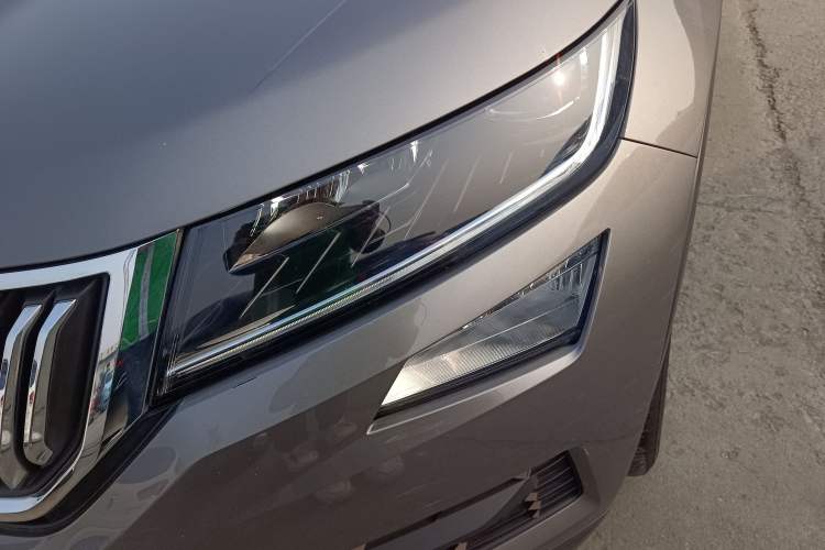 Used Skoda Kodiaq 2019 Facelifted TSI330 7-Seater Two-Wheel-Drive Luxury Enjoyment Edition China VI Standard Left Front Headlight