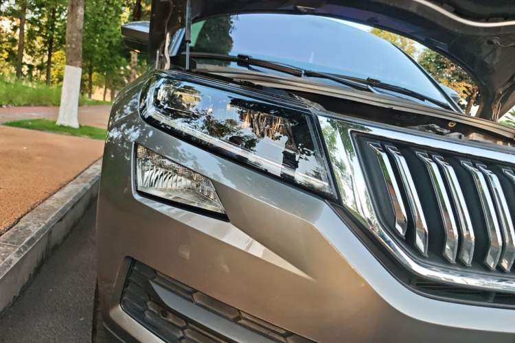 Used Skoda Kodiaq 2019 Facelifted TSI330 7-Seater Two-Wheel-Drive Luxury Enjoyment Edition China VI Standard Right Front Headlight
