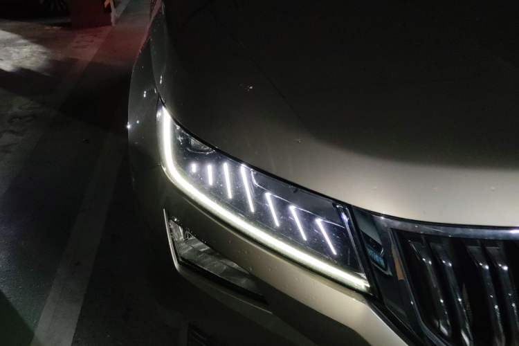 Used Skoda Kodiaq 2019 Facelifted TSI330 5-Seater Two-Wheel-Drive Luxury Enjoyment Edition China VI Standard Right Front Headlight
