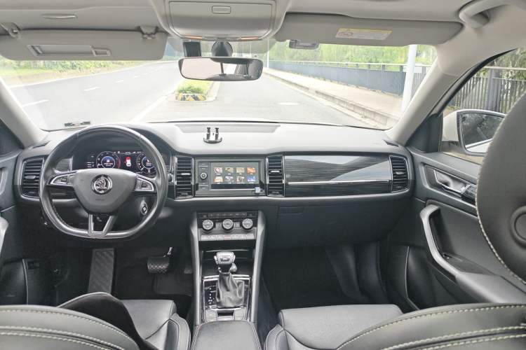 Used Skoda Kodiaq 2019 Facelifted TSI330 7-Seater Two-Wheel-Drive Luxury Enjoyment Edition China VI Standard Center Console