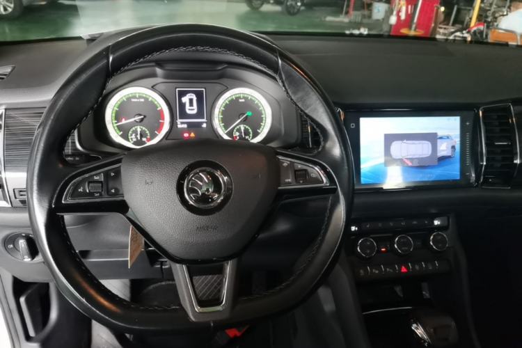 Used Skoda Kodiaq 2019 TSI330 7-Seater Two-Wheel-Drive Luxury Enjoyment Edition China VI Standard Center Console