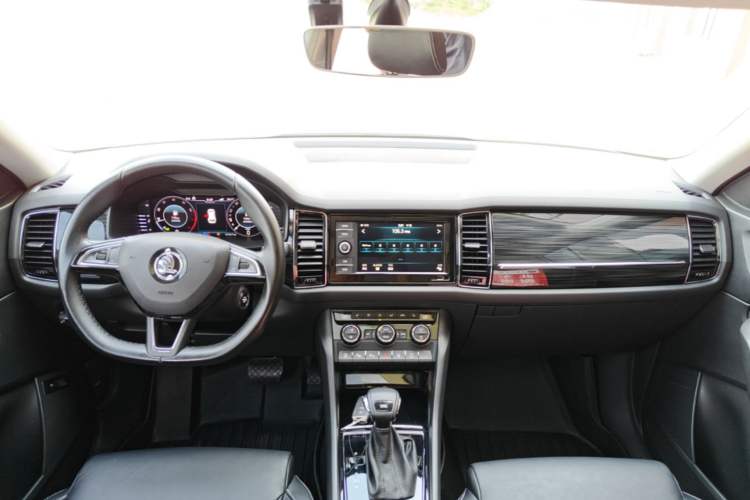 Used Skoda Kodiaq 2019 Facelifted TSI330 7-Seater Two-Wheel-Drive Luxury Enjoyment Edition China VI Standard Center Console